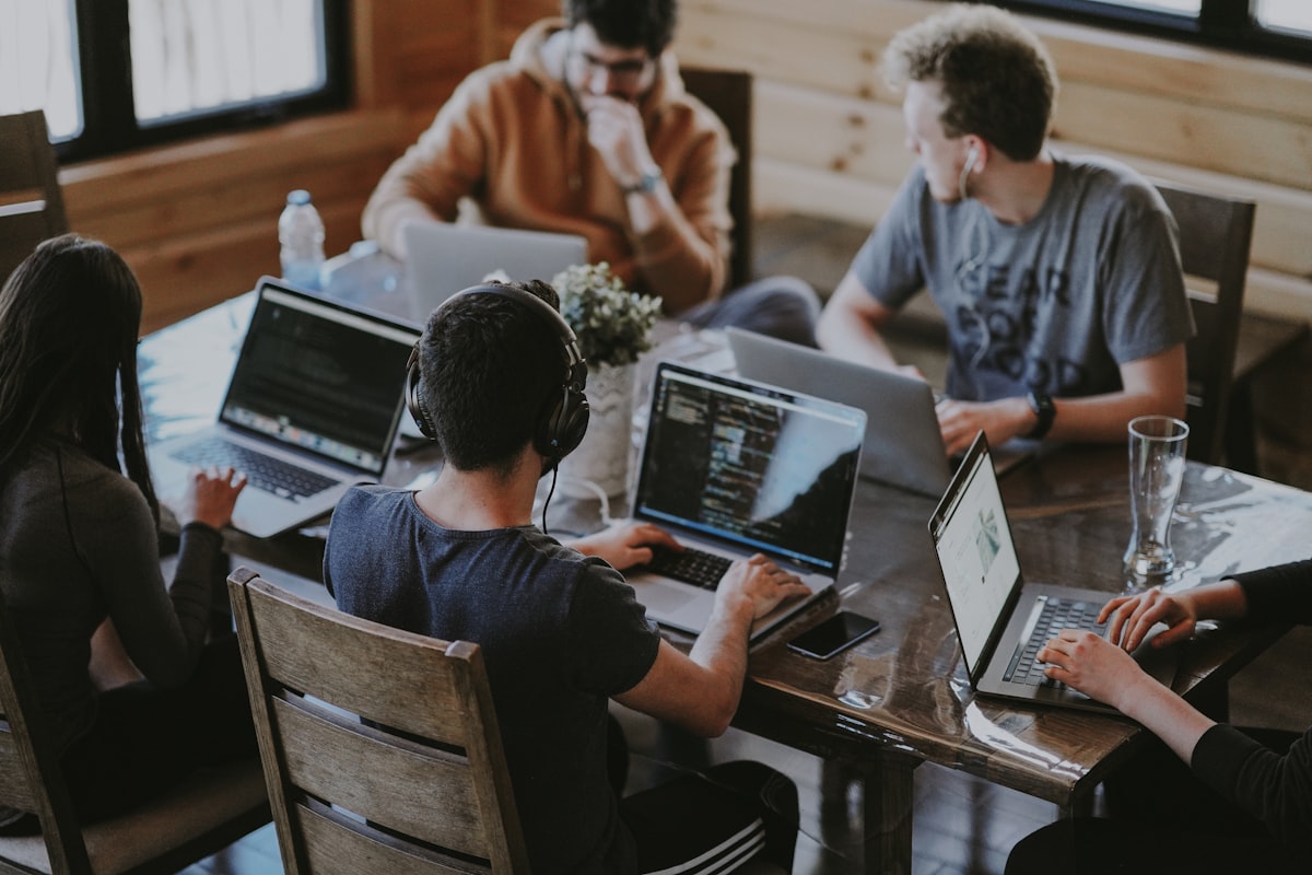 Developer bekerja membangun software custom di workspace modern